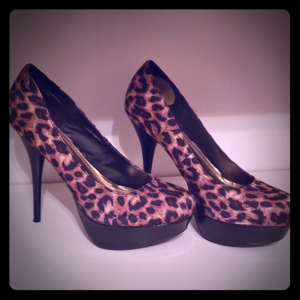 Leopard print pump